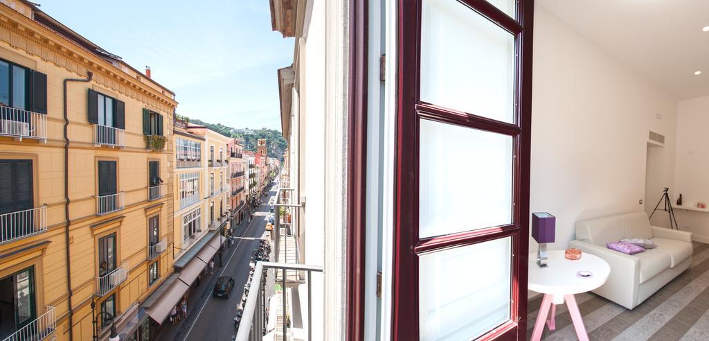 La Casa Dell'Orologio - Main Square Hotell Sorrento Rum bild
