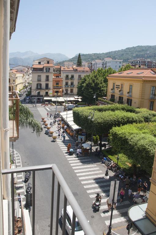 La Casa Dell'Orologio - Main Square Hotell Sorrento Rum bild