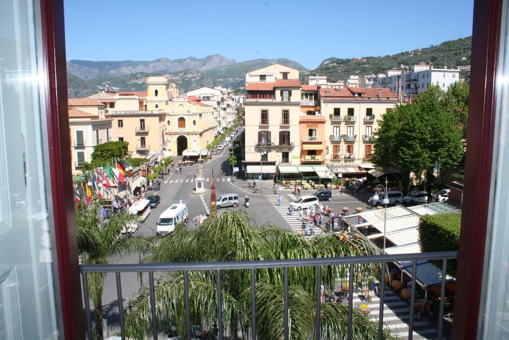 La Casa Dell'Orologio - Main Square Hotell Sorrento Rum bild