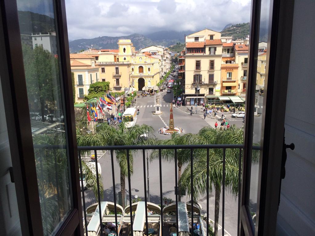 La Casa Dell'Orologio - Main Square Hotell Sorrento Rum bild