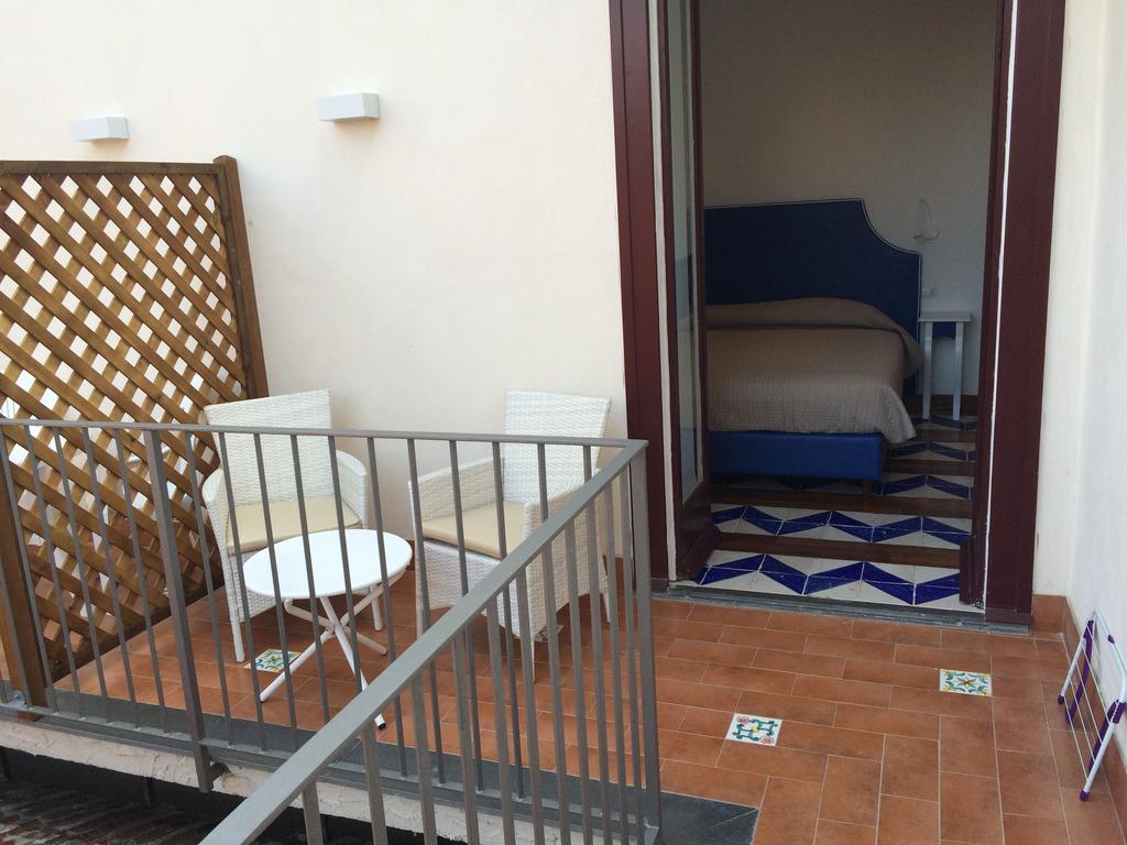 La Casa Dell'Orologio - Main Square Hotell Sorrento Rum bild